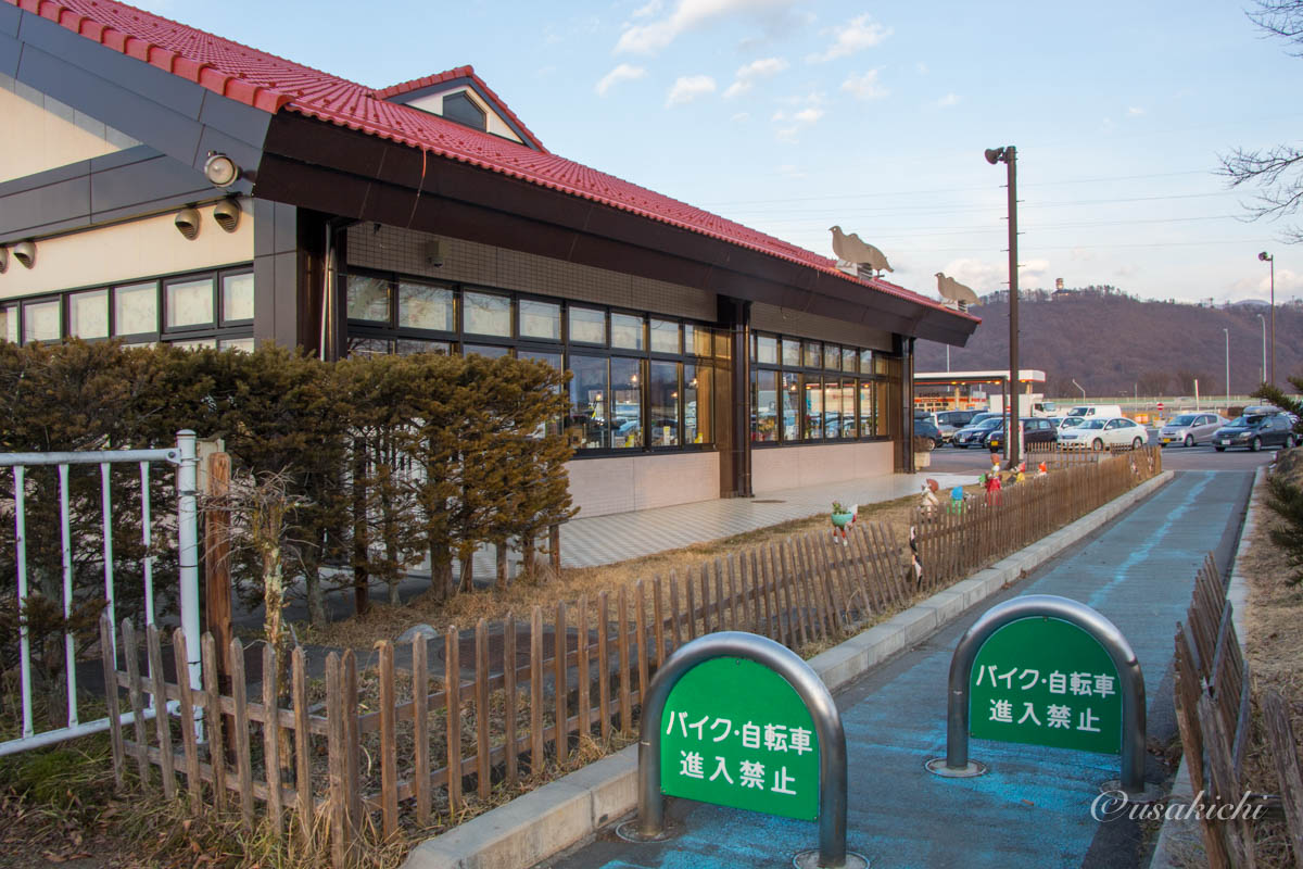 梓川SA(下り) | ぷらっとパーク レストランあずみ野手前の小路から